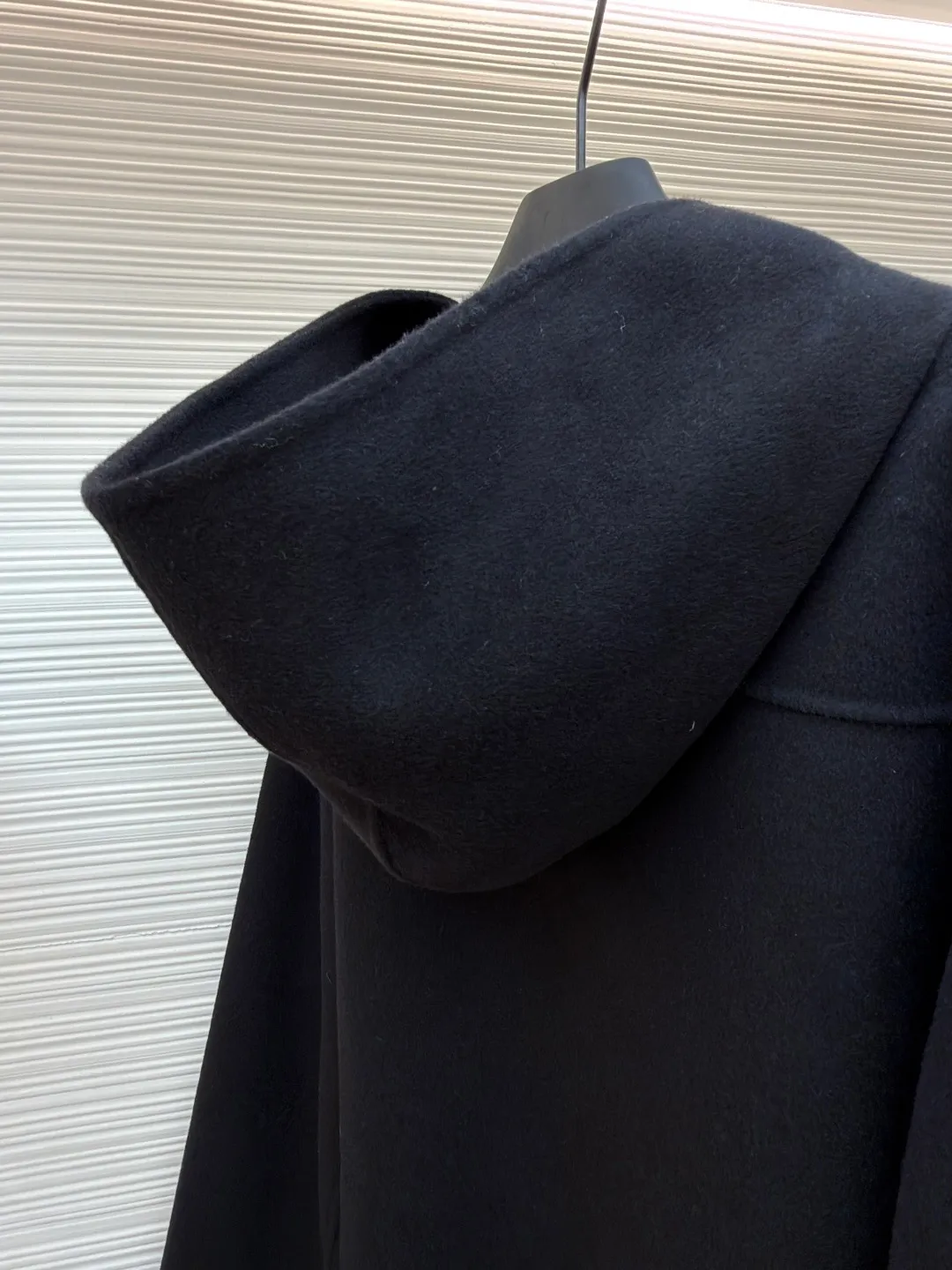 Acne Studios Nordic minimalist style double-sided woolen cashmere jacket ●Authentic product: purchased and developed for 9769 ●Item number: 1680856-C85 ●Material: cashmere fabric ●Technology: solid color distressed production ●Version: fitted version ●Weight: about 1060 grams ●Size: S-M-L ●Description: ACNE Nordic minimalist style double-sided woolen cashmere jacket Original version Purchased for 11000 Fabric dyed for 35 days Consistent with YB, different from the market version, the fabric is 90% sheep wool and 10% cashmere. The quality inspection report is acceptable. The zipper uses the original authentic zipper with TALON base. The real antique silver craftsmanship is different from the solid color distressed on the market. It uses Ice Pa lining and customizes the YB consistent collar label. The workmanship details are excellent. The overall wiring is straight and delicate, the fabric is comfortable and soft, and the color is consistent without color difference. It can be matched with the same style to create a fashionable look and control various occasions. Customized accessories, complete with three standards, same style for men and women!